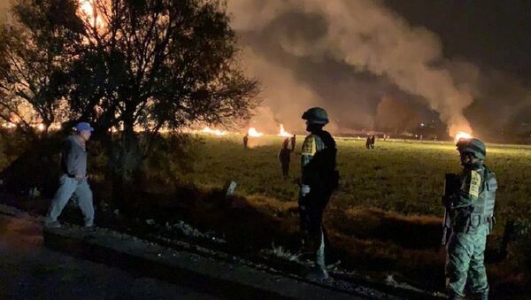 Военнослужащие на месте взрыва нефтепровода Туспан-Тула в мексиканском штате Идальго. 18 января 2019 года - Sputnik Кыргызстан
