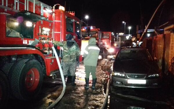 В противопожарную службу сообщение поступило в 4.18. На место выезжали три пожарных расчета, в 7.15 пламя было полностью потушено - Sputnik Кыргызстан