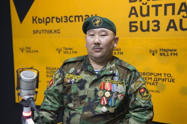 Биз жыртык өтүк, согушкерлер Аdidas кийип жүрчү... Баткен жоокерлеринин маеги - Sputnik Кыргызстан