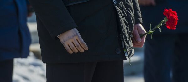 Ветеран с гвоздикой на руке. Архивное фото - Sputnik Кыргызстан