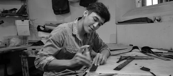 Мастер по изготовлению кожаных изделий Улан Таштанбеков - Sputnik Кыргызстан