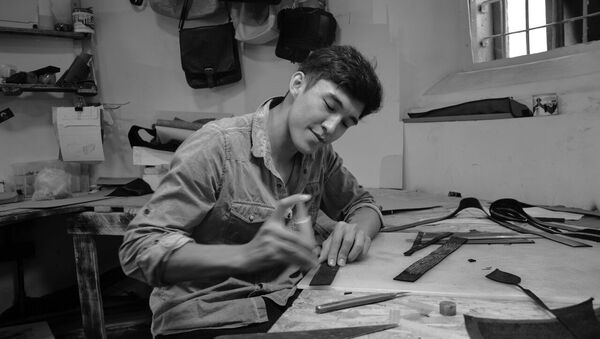 Мастер по изготовлению кожаных изделий Улан Таштанбеков во время работы - Sputnik Кыргызстан