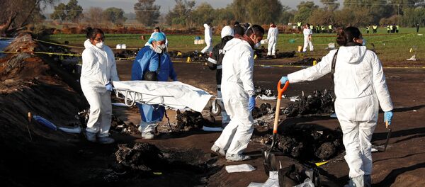 Судмедэксперты уносят тело погибшего, при взрыве нефтепровода Туспан-Тула в Мексике. 19 января 2019 года Судмедэксперты уносят тело погибшего, при взрыве нефтепровода Туспан-Тула в Мексике. 19 января 2019 года - Sputnik Кыргызстан