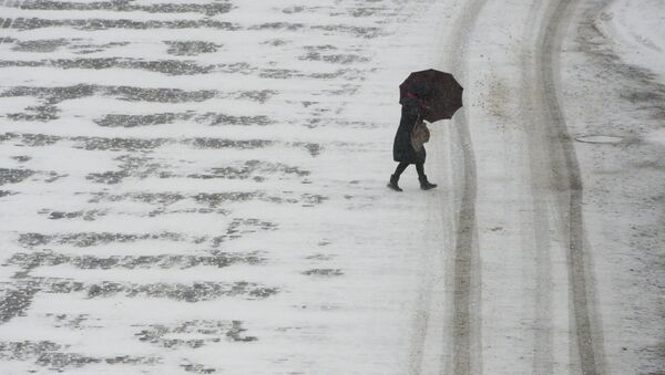 Женщина с зонтом во время снегопада. Архивное фото - Sputnik Кыргызстан