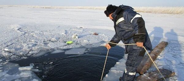 Провал под лед автомобиля с людьми  в Восточно-Казахстанской области - Sputnik Кыргызстан