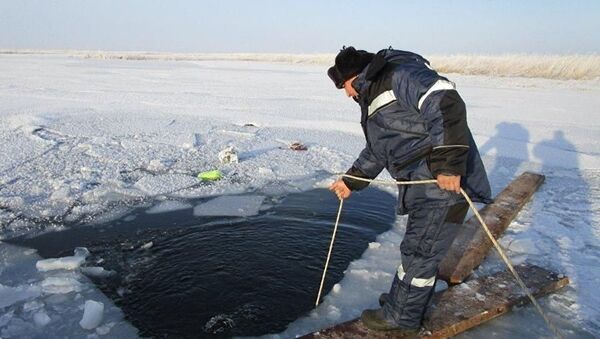 Провал под лед автомобиля с людьми  в Восточно-Казахстанской области - Sputnik Кыргызстан