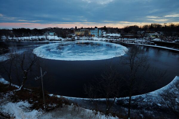 Гигантский вращающийся ледяной диск на реке Преспумскот - Sputnik Кыргызстан