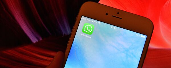 Иконка мессенджера WhatsApp на экране смартфона. Архивное фото Иконка мессенджера WhatsApp на экране смартфона. Архивное фото - Sputnik Кыргызстан