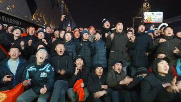 Бишкектеги футбол күйөрмандарынын көчөдөгү кыйкырык-сүрөөнү. Видео - Sputnik Кыргызстан