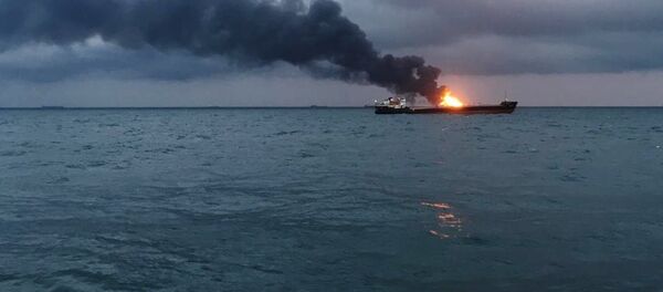 Два судна под флагом Танзании горят в районе Керченского пролива. Два судна под флагом Танзании горят в районе Керченского пролива. - Sputnik Кыргызстан