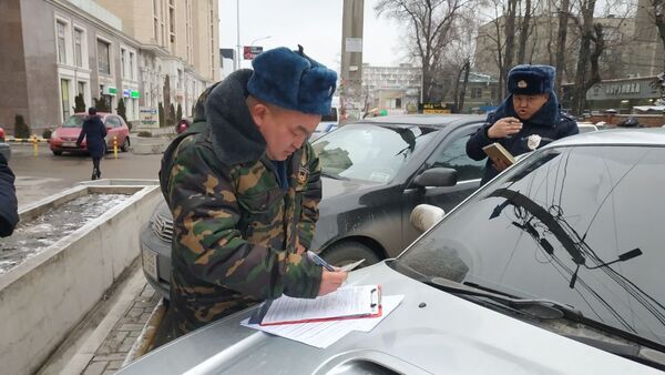 В Бишкеке начались рейды по выявлению авто с незаконной тонировкой - Sputnik Кыргызстан