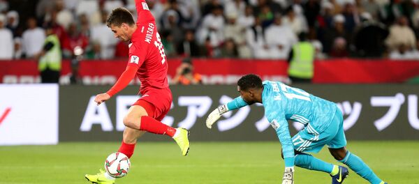 Кыргызстанский форвард Мирлан Мурзаев забивает гол в ворота ОАЭ на матче 1/8 финала Кубка Азии по футболу между командами Кыргызстана и ОАЭ в Абу-Даби. 21 января 2019 - Sputnik Кыргызстан