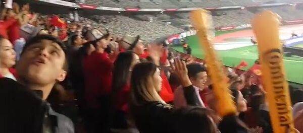 Плакали в обнимку... Как болели за сборную Кыргызстана в Абу-Даби. Видео - Sputnik Кыргызстан