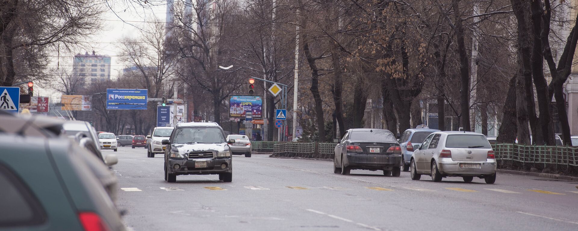 Автомобили на одной из улиц Бишкека. Архивное фото - Sputnik Кыргызстан, 1920, 19.11.2020