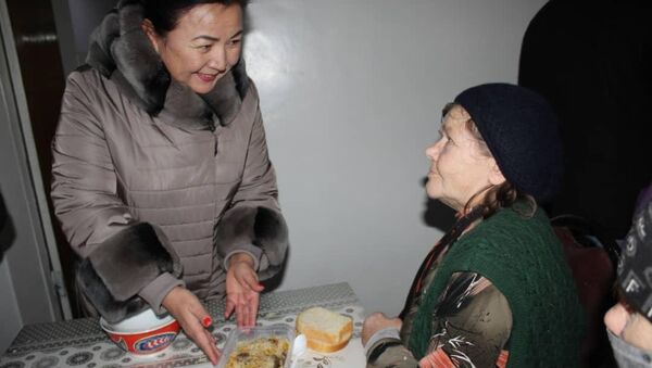 Помощь постояльцам муниципального учреждения Коломто - Sputnik Кыргызстан