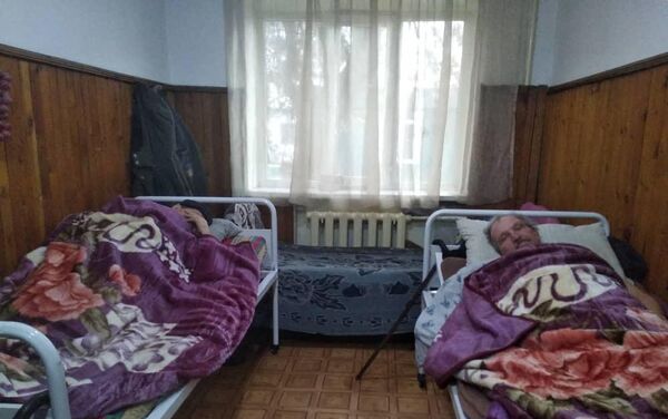 В пресс-службе мэрии отметили, что в прошлом году сотрудники учреждения для бездомных оказали помощь 1 001 человеку. - Sputnik Кыргызстан