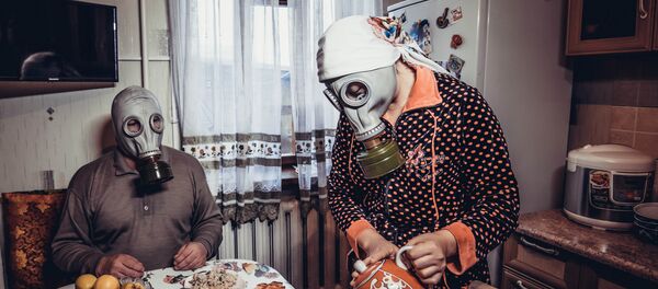 Фотопроект Бишкекчане в противогазах - Sputnik Кыргызстан