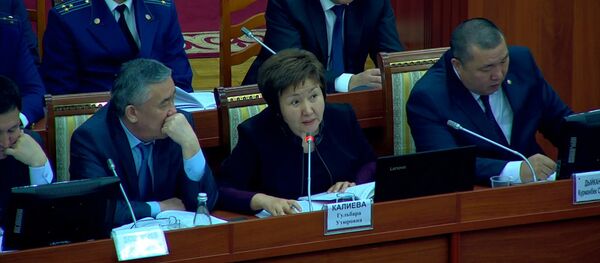 Эмнеге 10-класстын окуучусу дейсиз! Депутат менен Жогорку сот төрайымынын акыйнеги - Sputnik Кыргызстан