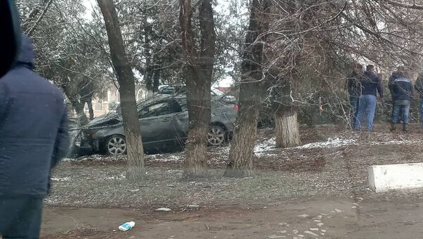 В Токмоке автомобиль Lexus вылетел с трассы в результате ДТП - Sputnik Кыргызстан