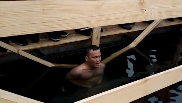 Казахстанец простоял в ледяной воде 35 минут — видео - Sputnik Кыргызстан