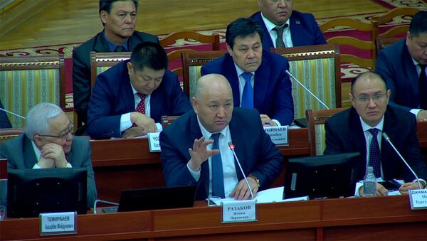 Можно ли плевать на футбольном поле, спросил депутат у вице-премьера. Видео - Sputnik Кыргызстан