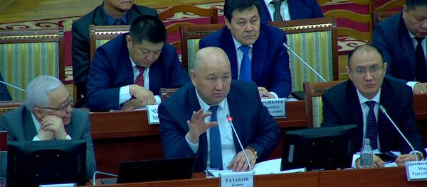 Можно ли плевать на футбольном поле, спросил депутат у вице-премьера. Видео - Sputnik Кыргызстан