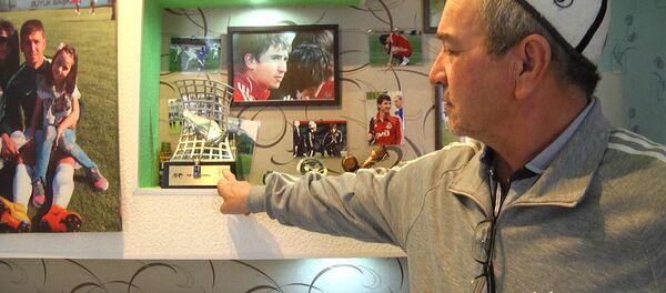 Мирлан Мурзаев кичинекей кезинде кандай бала болгонун ата-энеси айтып берди. Видео - Sputnik Кыргызстан