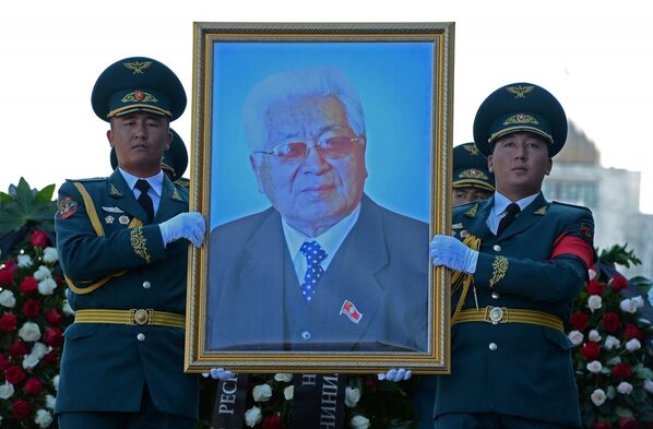 Мамлекеттик жана коомдук ишмер Турдакун Усубалиев    2015-жылы 6-сентябрда 96 жашында дүйнө салган - Sputnik Кыргызстан