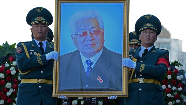 Солдаты Национальной гвардии несут портрет героя КР, государственного деятеля Турдакуна Усубалиева. Архивное фото - Sputnik Кыргызстан