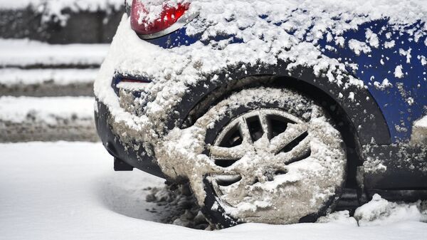 Автомобиль после снегопада. Архивное фото - Sputnik Кыргызстан