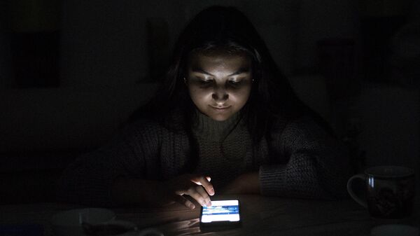 Девушка за смартфоном во время отключения света. Иллюстративное фото - Sputnik Кыргызстан