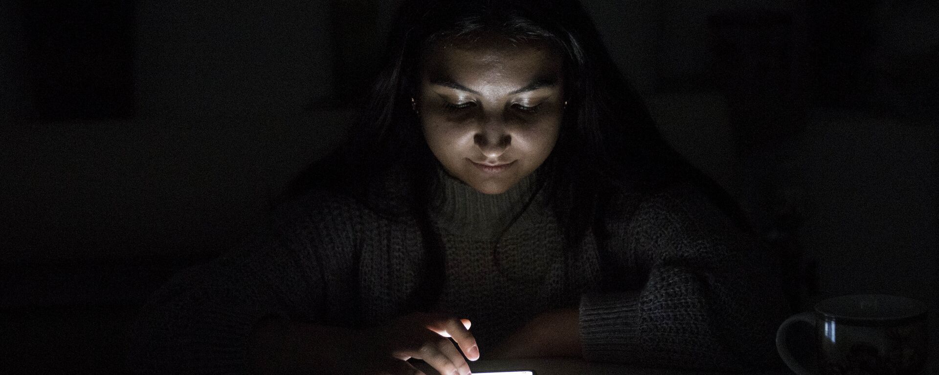 Девушка пользуемся смартфоном во время отключения электричества. Иллюстративное фото - Sputnik Кыргызстан, 1920, 10.03.2024