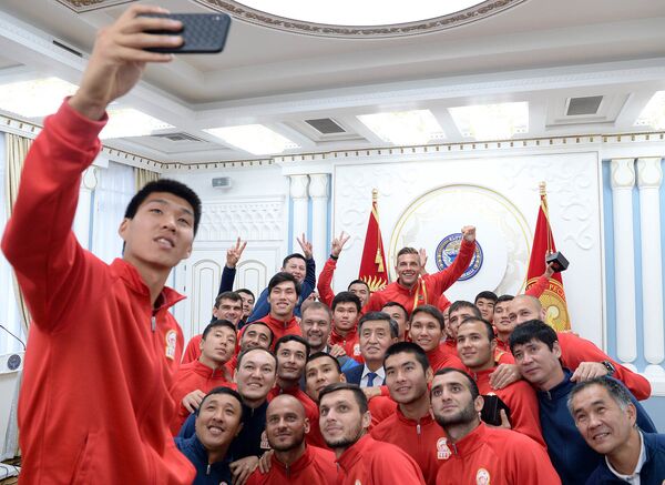 Вручение государственных наград игрокам и тренерам Национальной сборной КР по футболу - Sputnik Кыргызстан