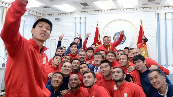 Вручение государственных наград игрокам и тренерам Национальной сборной КР по футболу - Sputnik Кыргызстан