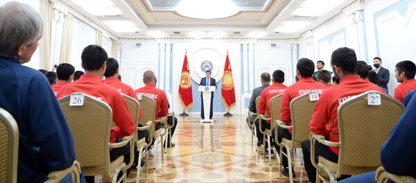 Президент Сооронбай Жээнбеков Кыргызстандын футбол боюнча улуттук курама командасынын оюнчуларына жана машыктыруучуларына мамлекеттик сыйлыктарды тапшырды. - Sputnik Кыргызстан