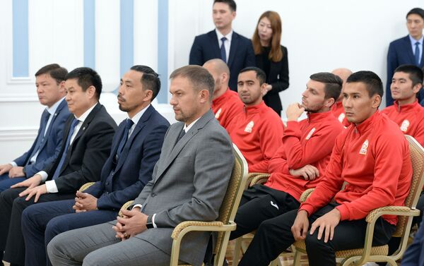 По его словам, сегодня кыргызстанцев переполняет чувство гордости за страну и благодарности за игру национальной команды, а также за патриотизм и труд. - Sputnik Кыргызстан