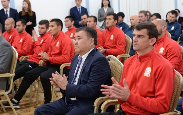 Вручение госнаград игрокам и тренерам Национальной сборной КР по футболу - Sputnik Кыргызстан
