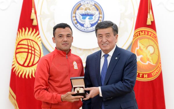 Остальные игроки награждены почетными грамотами и именными часами от президента. - Sputnik Кыргызстан