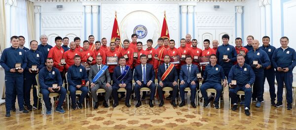 Президент Сооронбай Жээнбеков Кыргызстандын футбол боюнча улуттук курама командасынын оюнчуларына жана машыктыруучуларына мамлекеттик сыйлыктарды тапшырды. - Sputnik Кыргызстан