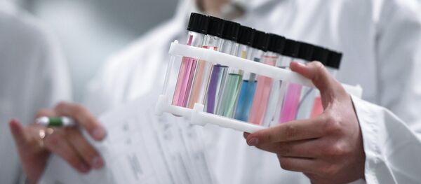 Сотрудник держит пробирки с пробами в Национальной антидопинговой лаборатории, открытой в Московском государственном университете имени Ломоносова, в Москве. - Sputnik Кыргызстан