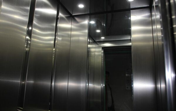 В нескольких домах столицы, состоящих в реестре муниципальной собственности, установили семь современных лифтов - Sputnik Кыргызстан