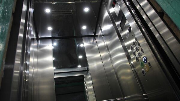 В нескольких домах столицы, состоящих в реестре муниципальной собственности, установили семь современных лифтов - Sputnik Кыргызстан