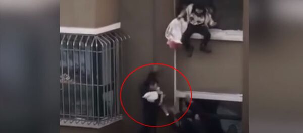 Жүрөк шуу дейт! Терезеден берип жаткан баланын колдон жылмышып кеткен видеосу - Sputnik Кыргызстан