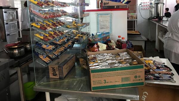 Продажа большого количества сладостей и напитков в столовой школы Бишкека - Sputnik Кыргызстан
