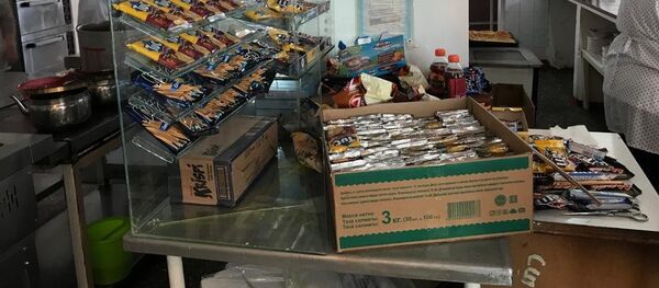 Продажа большого количества сладостей и напитков в столовой школы Бишкека - Sputnik Кыргызстан