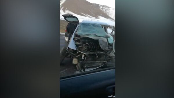 На трассе Бишкек — Ош столкнулись три машины, погиб пассажир. Видео после ДТП - Sputnik Кыргызстан