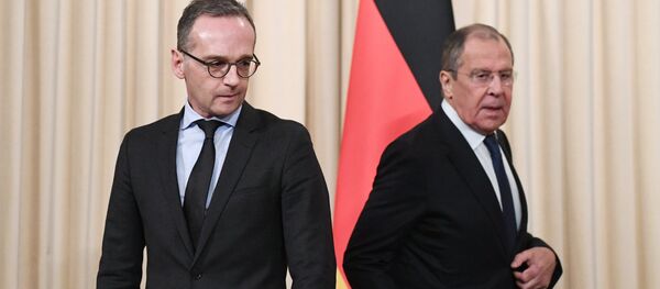 Министр иностранных дел РФ Сергей Лавров и министр иностранных дел ФРГ Хайко Маас перед началом пресс-конференции по итогам встречи в Москве. Министр иностранных дел РФ Сергей Лавров и министр иностранных дел ФРГ Хайко Маас перед началом пресс-конференции по итогам встречи в Москве. - Sputnik Кыргызстан