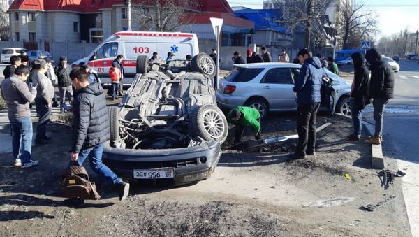 Последствия ДТП на пересечении улиц Фрунзе и Уметалиева в Бишкеке - Sputnik Кыргызстан