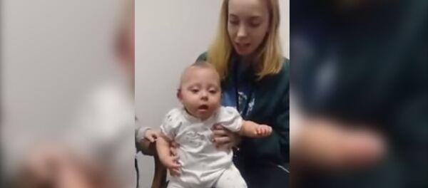 Глухая девочка впервые услышала звуки — трогательное видео - Sputnik Кыргызстан