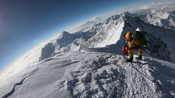 Альпинисты направляются к вершине горы Эверест, поднимаясь по южной стороне от Непала. Архивное фото - Sputnik Кыргызстан